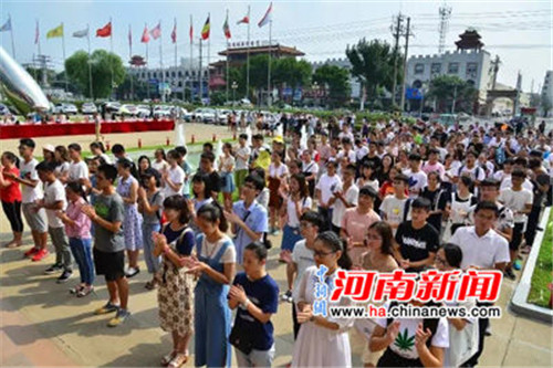 此次儀式中，雙匯集團(tuán)漯河總部共有210名員成為第一批“金秋獎學(xué)”的獲得者。
