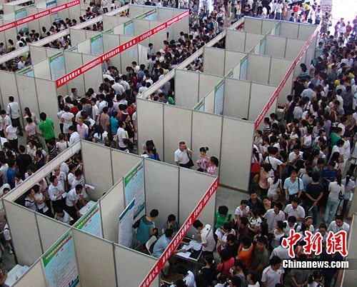 圖為招聘會(huì)現(xiàn)場(chǎng)人山人海的求職者。中新社發(fā) 付美斌 攝