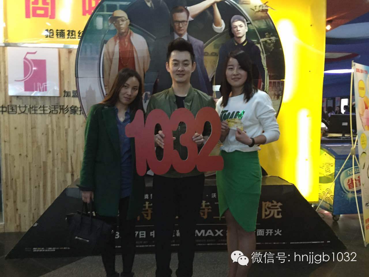 傳說中的Johnny終于現(xiàn)身啦！還是美女魅力大哦。帥哥美女好養(yǎng)眼，小編忍不住要多看幾眼呢。