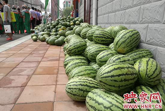 經(jīng)濟(jì)廣播工作人員和愛心企業(yè)給正在忙碌的環(huán)衛(wèi)工人、交警等送去一萬(wàn)六千多斤西瓜和近百提礦泉水。