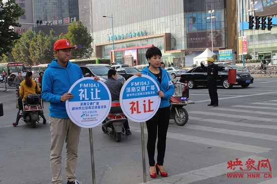 河南省文明交通形象大使、河南交通廣播主持人南方在活動(dòng)現(xiàn)場(chǎng)