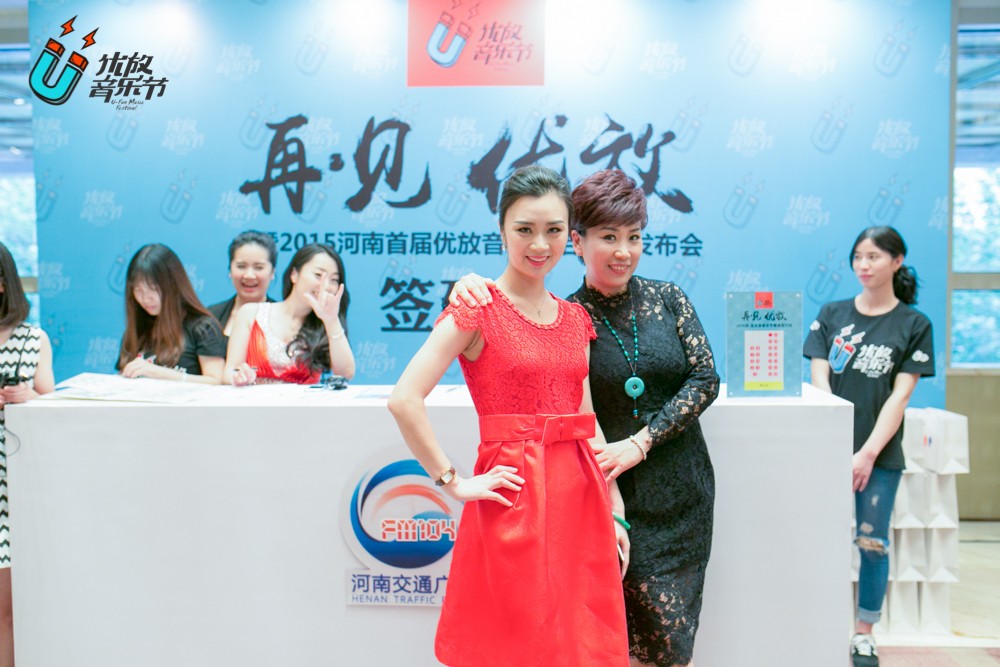貼心的南方姐姐和美女主播小佩，海洋是不是每天都要流口水呀！