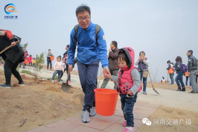 爸比爸比，你會(huì)種小樹嗎？我來教你吧~