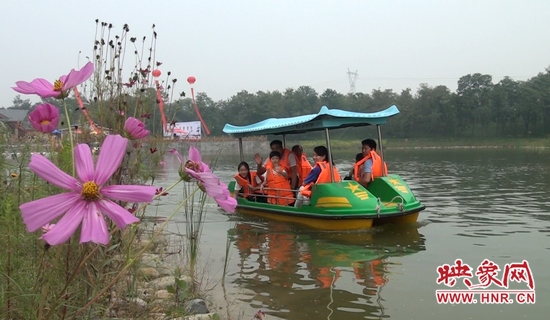 在水云間乘船游園，愜意無限