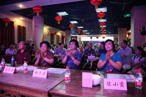 我省著名豫劇表演藝術(shù)家素君（左2）、常香玉弟子、國家一級(jí)演員張?jiān)聵s（右2）