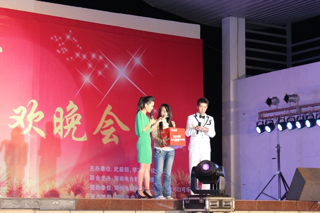 教育廣播女主播葉子現(xiàn)身晚會，全場沸騰