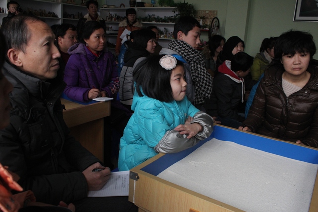 家長(zhǎng)與孩子共同學(xué)習(xí)