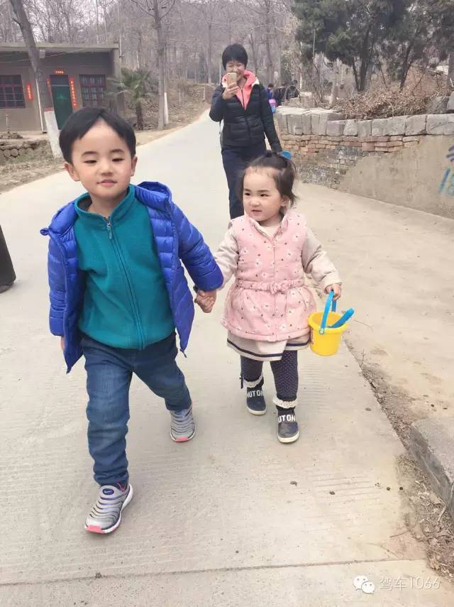 哥哥帶著妹妹跑著去植樹(shù)！