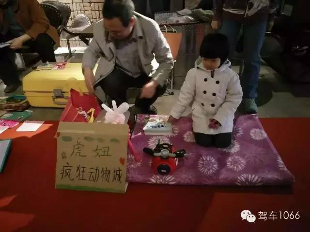 這位小老板的攤位擺的有模有樣的，不過旁邊這位酷爸怎么這么眼熟？