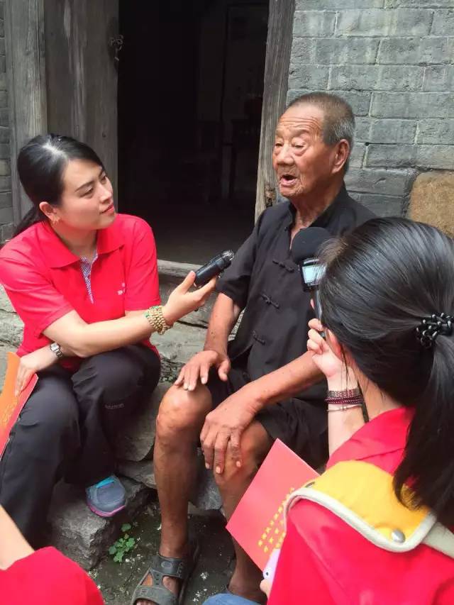 84歲的李隨義老人說起當(dāng)年皮定均帶領(lǐng)的八路軍進村護民，十分動容