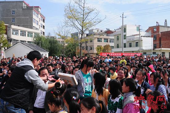 演出現(xiàn)場觀眾積極參與、氣氛熱烈。