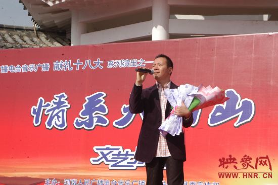 魅力881主持人、新聞先生凱文在演唱
