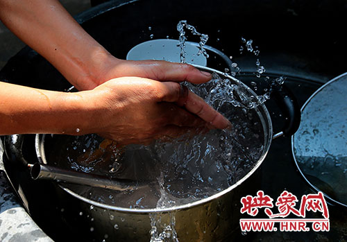 洗碗洗菜對(duì)于雙眼失明的張國(guó)敬來(lái)說(shuō)，需要比常人花上更多的時(shí)間。