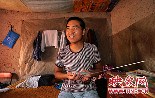 張國(guó)敬平時(shí)喜歡聽廣播，特別是各種歌曲節(jié)目。