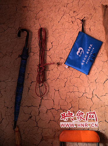 精準(zhǔn)扶貧的暖心服務(wù)袋，被張國(guó)敬掛在上墻最醒目的位置。