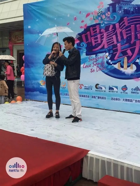 這是一位在校大學(xué)校，暗暗的喜歡純純的愛。
