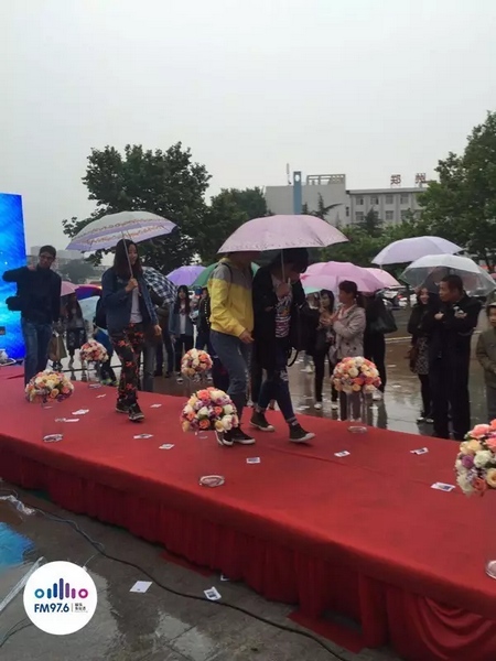 　　好友從屏幕后面走出來，他們特意從陜西、平頂山趕來為兩人送出祝福。