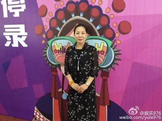 河南大愛劇團代表張艷紅講述自己帶領團里的演員參與挑戰(zhàn)的故事。