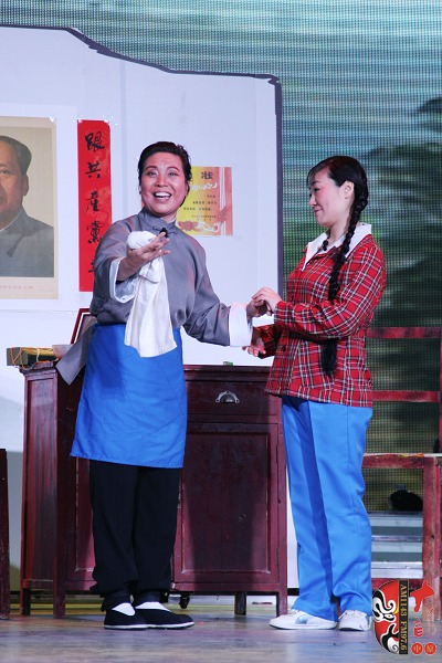 第三場，河南電臺(tái)戲曲廣播總監(jiān)木子（左）飾栓保娘，《梨園星秀場》《有你就有戲》主持人媛媛（右）飾銀環(huán)