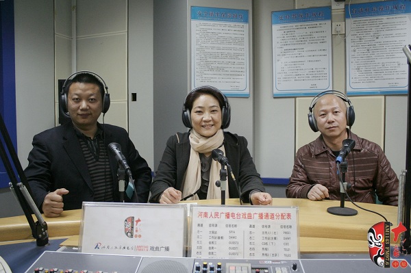 本次傳統(tǒng)古裝大戲《三哭殿》的輔導老師之一、著名越調演員李娟（中）及本次大戲的主要演員做客直播間
