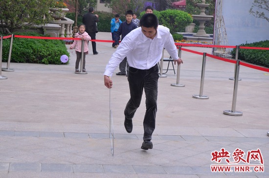 說是比賽，其實(shí)就是活力的釋放，就是開心的海洋，丟沙包、踢毽子、三人四足、滾鐵環(huán)等項(xiàng)目