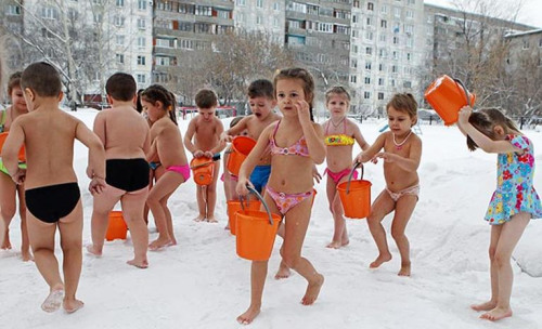 幼兒園的兒童身穿泳裝，在零下25度的雪地里沖涼水澡。
