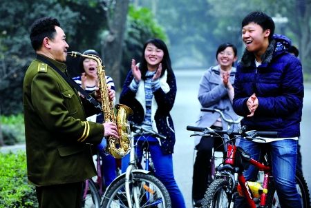 自學三種樂器，大學保安哥夢想開音樂會