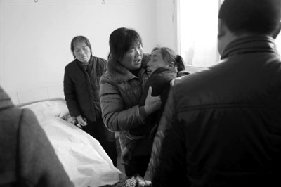 　　2月28日，薛集鎮(zhèn)秦集衛(wèi)生院一房間內(nèi)，親屬在勸哭泣的遇難者張晴的母親。