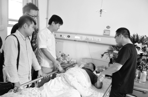 學(xué)生給白老師送來(lái)治病的錢 學(xué)生給白老師送來(lái)治病的錢