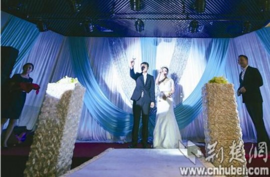 經(jīng)過(guò)執(zhí)著追求和3年戀愛(ài)，昨日，25歲的武漢小伙張巖終于娶回黑龍江姑娘張巖