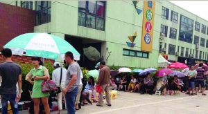 金壇市實驗幼兒園門前，家長在排隊