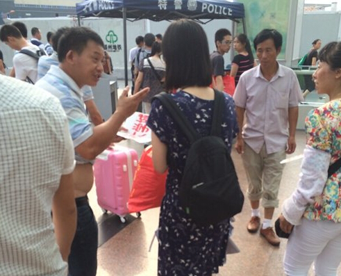 女大學生一出站，黑車的拉客仔就圍上招攬