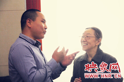 映象教育總監(jiān)班朝陽與周恩來侄女周秉宜、中央警衛(wèi)局原副局長、少將高振普親切交談