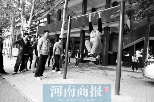 引體向上，難住不少同學(xué)