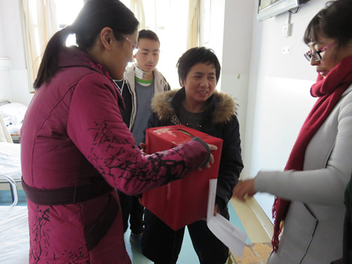 師生代表把善款送到了余科同學(xué)的家長(zhǎng)手中 師生代表把善款送到了余科同學(xué)的家長(zhǎng)手中