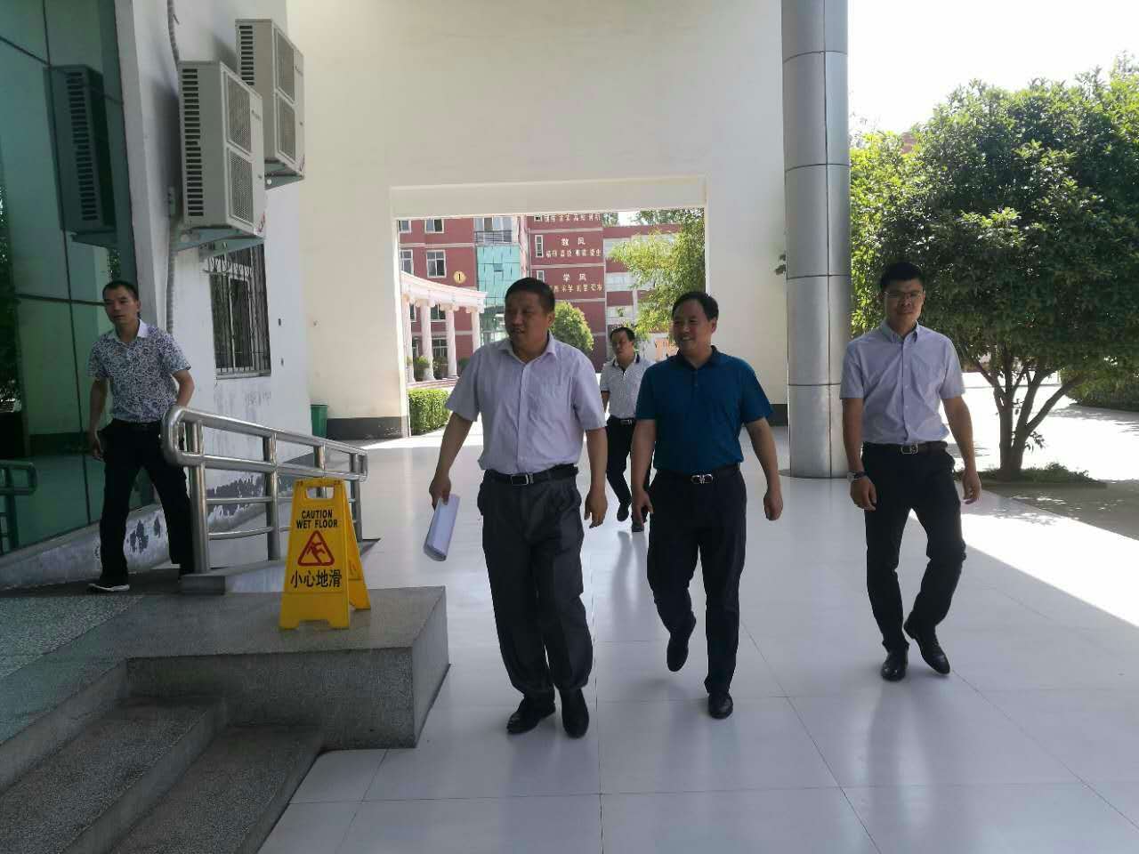 花林闊書記帶領(lǐng)楊紅偉校長參觀食堂