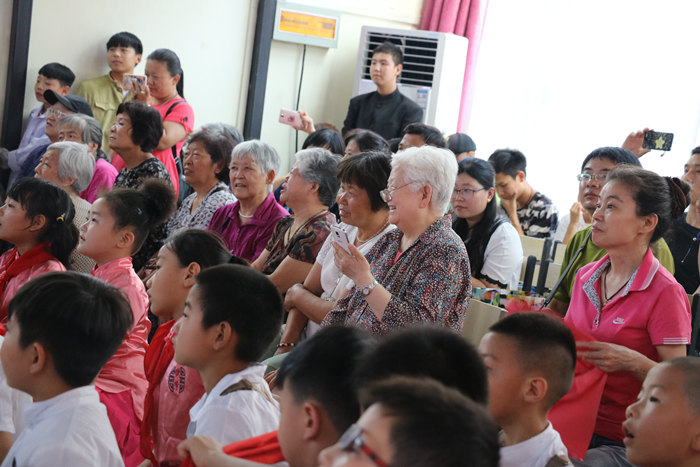 伏牛路小學工會邀請退休的爺爺奶奶和孩子們一起過“六一”