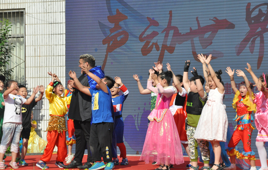 動漫人物與外教一起歌舞