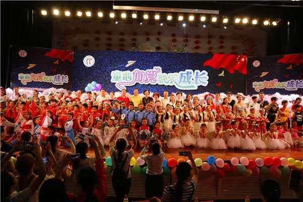 金水區(qū)民辦協(xié)會(huì)晚會(huì)合影