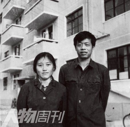 1980年，李銀河與王小波結(jié)婚時(shí)在宿舍樓下