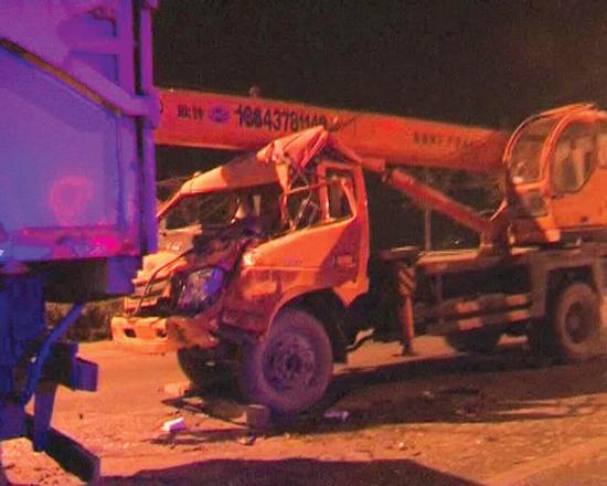 沒有駕照，還開了輛無牌吊車 能有啥結(jié)果？