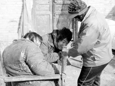 去年年初，武文英和雙胞胎腦癱兒子。圖片來源/《周口晚報(bào)》