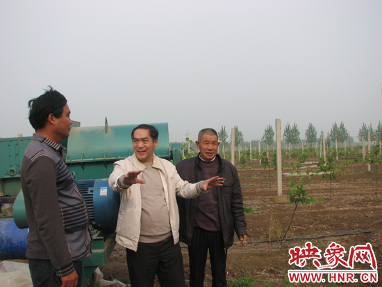徐書祥向漯河美錦現(xiàn)代農(nóng)業(yè)副總經(jīng)理王德禮(左)和負責園區(qū)的村黨支部委員劉現(xiàn)庭(右)了解情況 徐書祥向漯河美錦現(xiàn)代農(nóng)業(yè)副總經(jīng)理王德禮(左)和負責園區(qū)的村黨支部委員劉現(xiàn)庭(右)了解情況