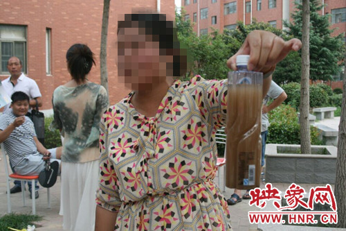 業(yè)主張女士向記者出示了一瓶從水管里接來的水。
