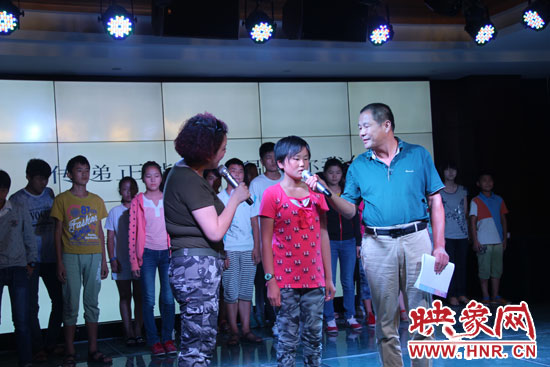 為26位貧困兒童募集94685.99元和價(jià)值近五萬(wàn)元的書(shū)籍、衣物等物資