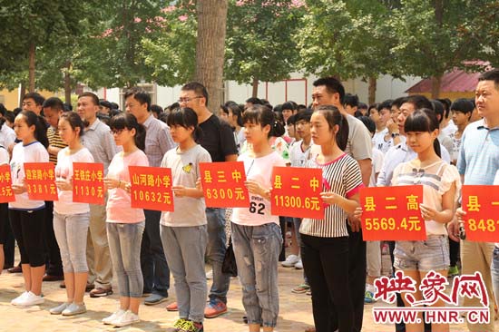 經(jīng)過一周的廣泛宣傳動(dòng)員，全縣教育系統(tǒng)共捐款174113元。