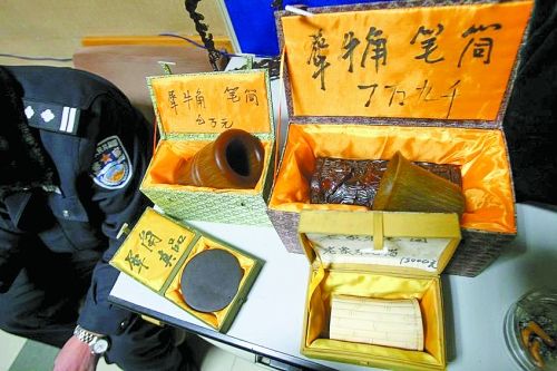 這些商品被暫扣，并根據(jù)鑒定情況對(duì)販賣者依法處罰。 記者 閆化莊 攝