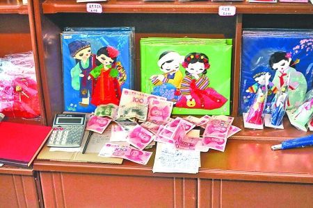2012年6月21日，在朝鮮羅先特別市的一家商店里，柜臺上散落著一些人民幣。在朝鮮，人民幣比本國的貨幣更受歡迎。 CFP供圖
