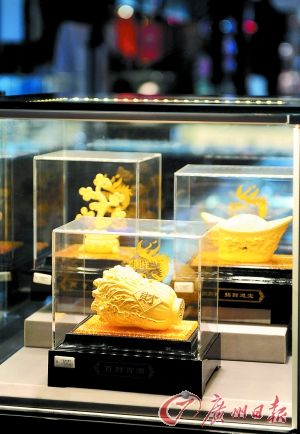 黃金產(chǎn)品持續(xù)熱賣。記者王燕 攝