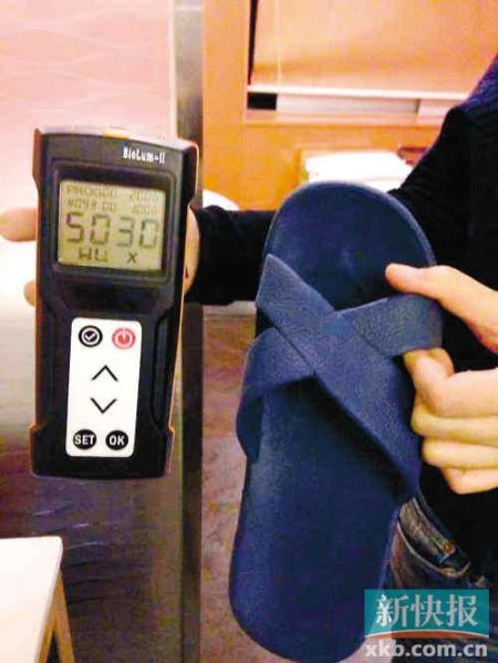 ■記者測試的嶺南佳園酒店膠拖鞋細(xì)菌總數(shù)高達(dá)5030RLUs。